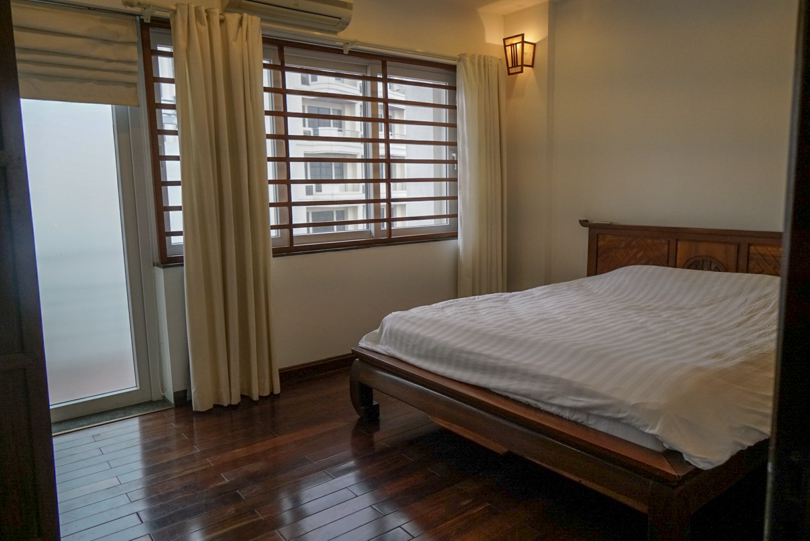 Spacious 3 bedroom apartment for rent onTay Ho (Vn)