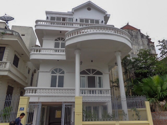 Beautiful 5 bedrooms house available for rent on to Tu Hoa street in Tay Ho (Fr)